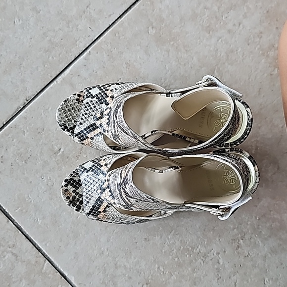 GUESS Ambrose3 sandals, size 8, snake pattern, almost new, only worn once inside - Picture 1 of 6